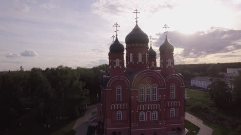Luftaufnahme-Der-Himmelfahrtskathedrale-Im-Dorf-Lukino,-Russland