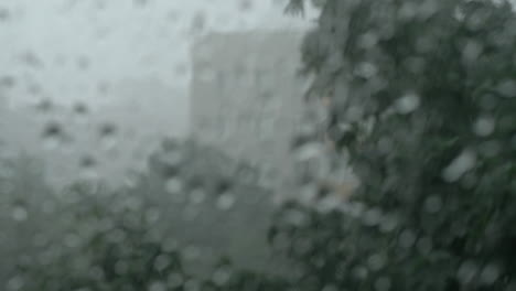 Sommerregenschauer-Draußen-Blick-Durch-Das-Fenster