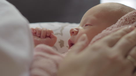 Mutter-Streichelt-Sanft-Schläfriges-Neugeborenes