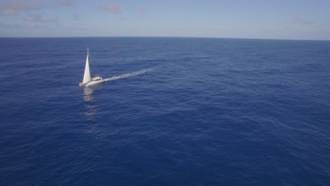 Luftaufnahme-Einer-Yacht,-Die-Im-Meer-Oder-Ozean-Segelt