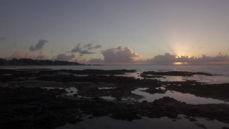Schwarze-Steine-Und-Küste-In-Mauritius-Bei-Sonnenuntergang-Aus-Der-Luft