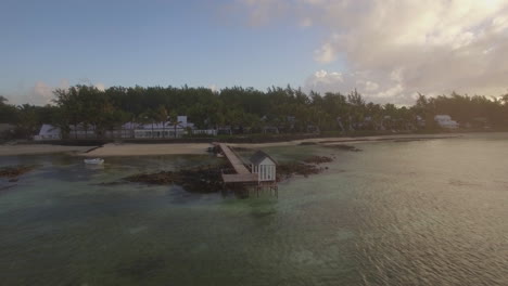 Luftaufnahme-Des-Ozeanblauen-Wassers-Mit-Wellen,-Korallen-Und-Wasserpflanzen,-Kamera-Bewegt-Sich-Zur-Küste-Der-Insel-Mauritius