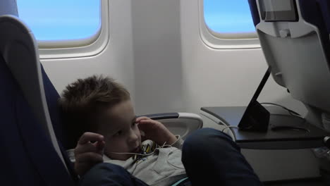 Kind-Unterhält-Sich-Mit-Mobiltelefon-Im-Flugzeug