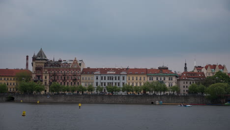 Zeitrafferansicht-Der-Prager-Stadtlandschaft,-Die-Sich-Auf-Einem-Boot-Entlang-Der-Moldau-Bewegt,-Tschechische-Republik