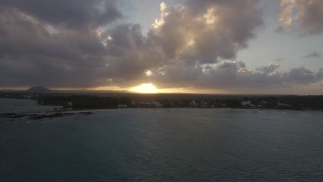 Luftaufnahme-Des-Sonnenuntergangs-Auf-Der-Insel-Mauritius