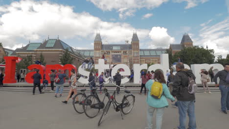 Turistas-Tomando-Fotos-En-El-Lema-De-Amsterdam