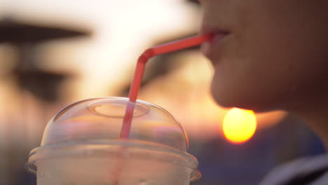 Frau-Genießt-Eisgekühltes-Getränk-Im-Freien-Bei-Sonnenuntergang
