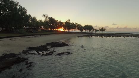 Luftaufnahme-Der-Küste-Von-Mauritius-Und-Sonnenuntergang-über-Dem-Meer
