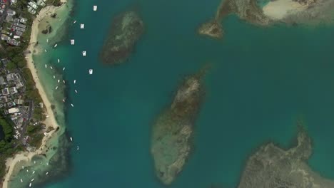 Volando-Sobre-El-Océano-Azul-Y-La-Costa-De-La-Isla-Mauricio