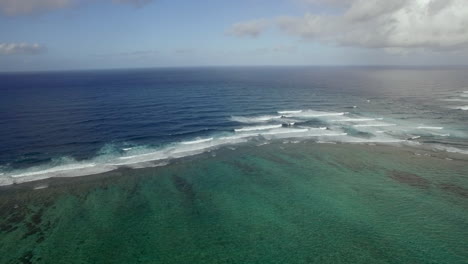 Luftaufnahme-Der-Wasserlinie-Der-Meere,-Die-Sich-Nicht-Mit-Dem-Blauen-Himmel-Und-Den-Wolken-Auf-Der-Insel-Mauritius-Vermischen