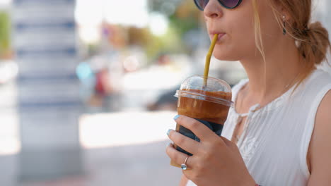 Woman-having-chocolate-drink-in-the-street