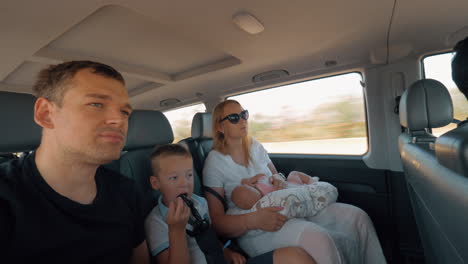 Family-traveling-by-car