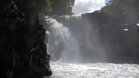 Wasserfall-Zwischen-Den-Felsen-In-Mauritius