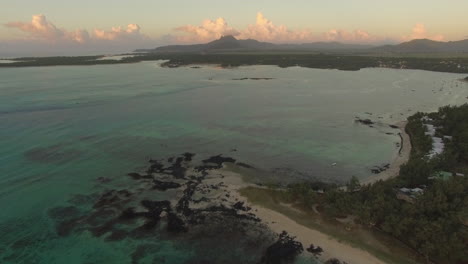 Luftaufnahme-Der-Blauen-Lagune-Und-Der-Küste-Von-Mauritius
