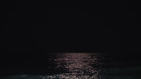 Dark-sea-and-black-sky-at-night