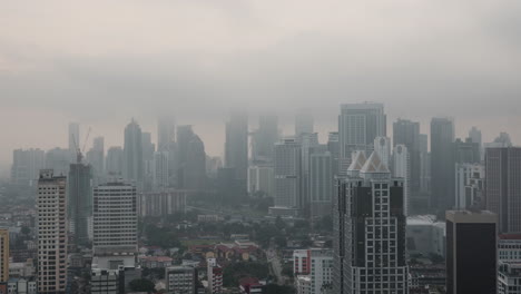 Zeitraffer-Ansicht-Der-Stadtlandschaft-Mit-Vielen-Wolkenkratzern,-Errichteten-Gebäuden-Vor-Wolken,-Kuala-Lumpur,-Malaysia