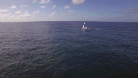 Yacht-Segelt-In-Der-Luftaufnahme-Des-Ozeans
