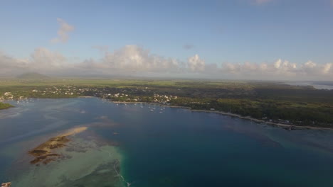 Vista-Aérea-De-Pájaro-De-La-Costa-Con-Playa-De-Arena-Y-Agua-Transparente-Del-Océano-índico-Isla-Mauriticus