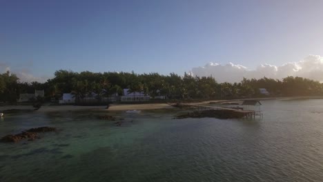 Flug-über-Küstenresort-Und-Grünflächen-Der-Insel-Mauritius