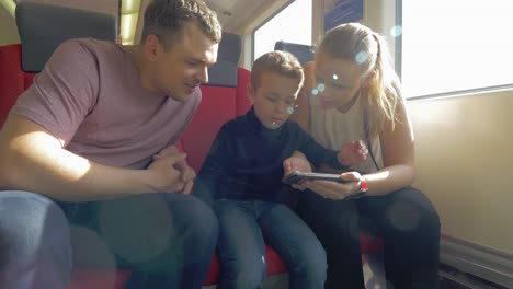 Blick-Auf-Eine-Glückliche-Familie-Auf-Der-Bahnfahrt-Mit-Dem-Smartphone-In-Prag,-Tschechische-Republik