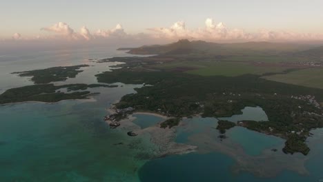 Vista-Aérea-De-La-Costa-De-La-Isla-Mauricio