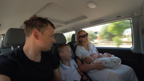 Parents-with-children-traveling-by-car