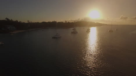 Luftaufnahme-Von-Yachten-In-Der-Bucht-Von-Mauritius-Bei-Sonnenuntergang