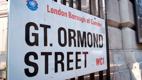 London---Mai-2017:-Straßenschild,-Great-Ormond-Street,-London,-WC1,-Detail