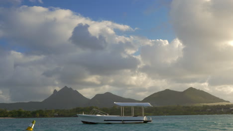 Mauritius-Landschaft-Mit-Blick-Auf-Die-Berge-Vom-Segelboot-Aus