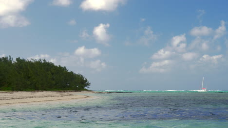 Malerische-Aussicht-Auf-Den-Strand-Und-Den-Indischen-Ozean-Sowie-Die-Segelyacht-Auf-Der-Insel-Mauritius