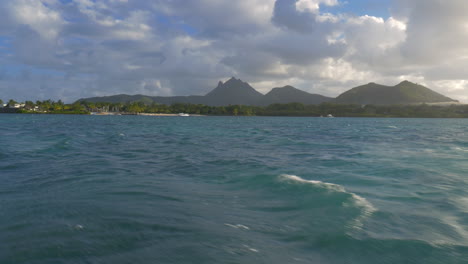 Malerische-Aussicht-Auf-Den-Strand-Und-Den-Indischen-Ozean-Von-Der-Yachtinsel-Mauritius