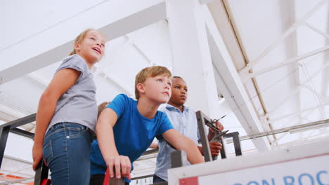 Kinder-Benutzen-Eine-Luftdruckrakete-Im-Science-Activity-Center