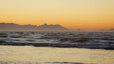 Zeitlupensequenz-Des-Sonnenaufgangs-über-Dem-Strand-In-Südafrika