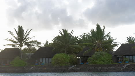 Blick-Auf-Die-Bewegung-Entlang-Der-Küste-Mit-Einem-Luxus-Bungalow-Hotel-Vor-Bewölktem-Himmel-Auf-Der-Insel-Mauritius