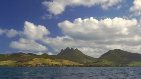 Vista-Ribereña-De-La-Verde-Isla-Mauricio-Con-Montañas