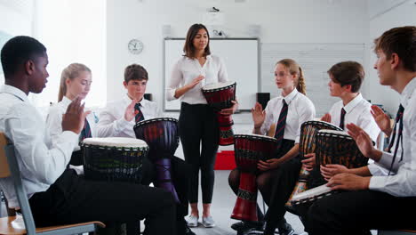 Estudiantes-Adolescentes-Que-Estudian-Percusión-En-Clase-De-Música.