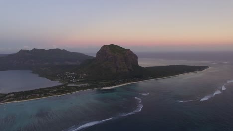 Luftaufnahme-Von-Mauritius-Mit-Dem-Berg-Le-Morne-Brabant-Und-Dem-Meer
