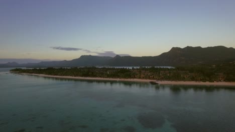 Mauritius-Luftaufnahme-Mit-Meer-Und-Bergketten