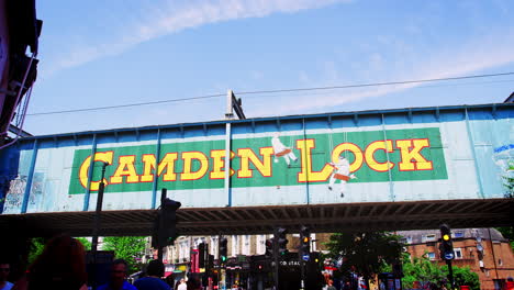 London---Mai-2017:-Fußgänger-Und-Verkehr-Unter-Der-Eisenbahnbrücke-Am-Camden-Lock-Street-Market,-Camden-Town,-London,-NW1