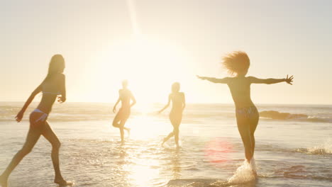 Eine-Gruppe-Von-Freunden-Spielt-Im-Strandurlaub-Bei-Sonnenuntergang-Gemeinsam-In-Wellen