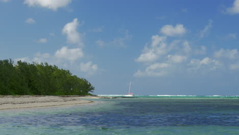 Malerische-Aussicht-Auf-Den-Strand-Und-Den-Indischen-Ozean-Sowie-Die-Segelyacht-Auf-Der-Insel-Mauritius