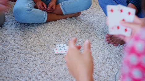 Gruppe-Von-Freunden-Zu-Hause,-Die-Gemeinsam-Karten-Spielen