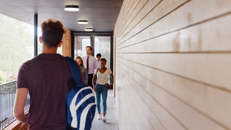 Estudiantes-Adolescentes-Y-Profesores-Caminando-Entre-Edificios-Escolares.
