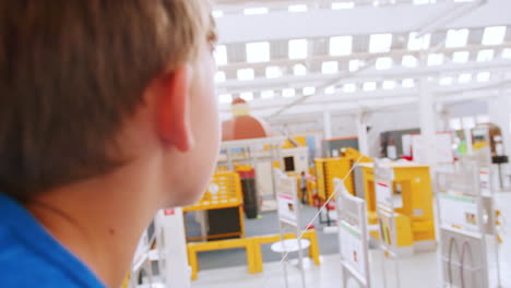 Kleiner-Weißer-Junge-Benutzt-Luftdruckrakete-Im-Wissenschaftszentrum