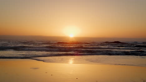 Zeitlupensequenz-Des-Sonnenuntergangs-über-Dem-Strand-In-Südafrika