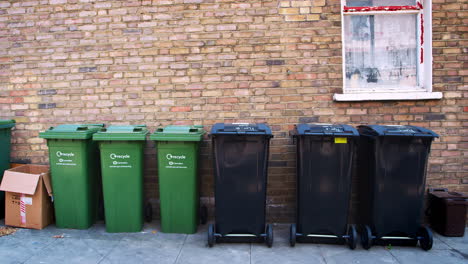 London---Mai-2017:-Recycling--Und-Mülltonnen-In-Einer-Londoner-Straße,-Vorderansicht