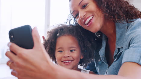 Glückliche-Junge-Schwarze-Frau,-Die-Selfie-Mit-Ihrer-Tochter-Macht