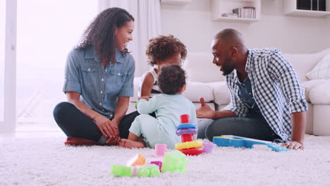 Junge-Schwarze-Familie-Spielt-Auf-Dem-Wohnzimmerboden