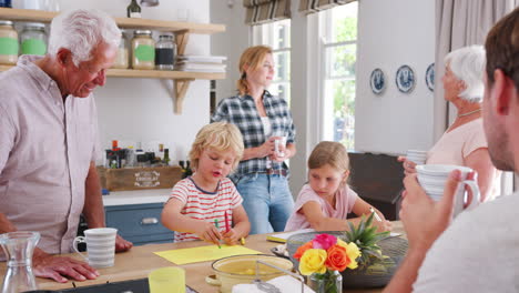 Familie-Mit-Mehreren-Generationen-Redet-Zu-Hause-In-Ihrer-Küche