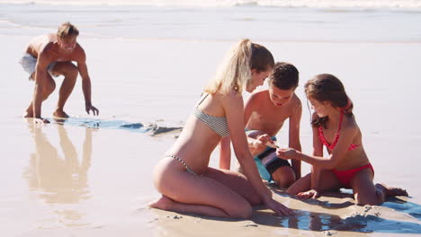 Familie-Im-Sommerurlaub,-Die-Zusammen-Am-Strand-Spielt